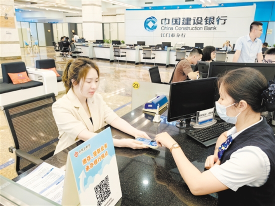 市民在咨詢公積金提取情況。