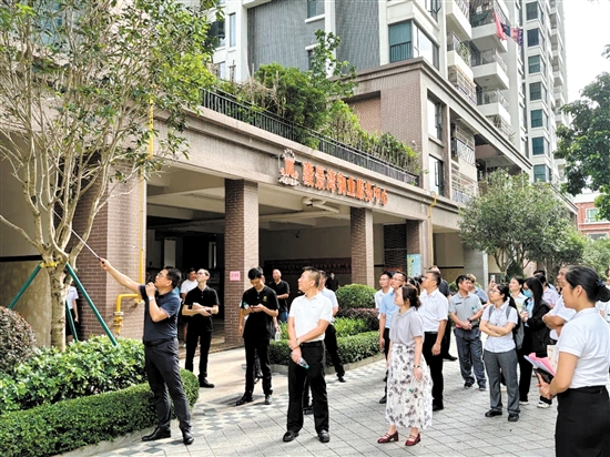 學(xué)員們?cè)谖飿I(yè)小區(qū)進(jìn)行實(shí)務(wù)培訓(xùn)。