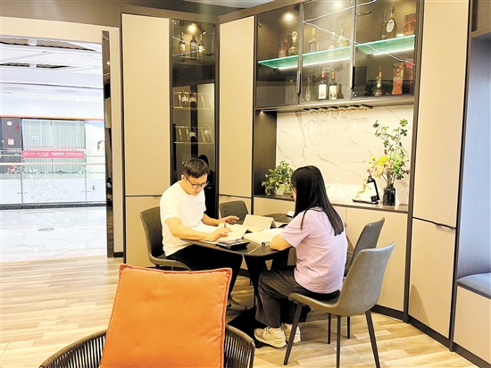 消費(fèi)者在簽訂裝修合同時(shí)要多留心。