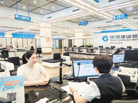 市民在咨詢單位補繳公積金事宜。