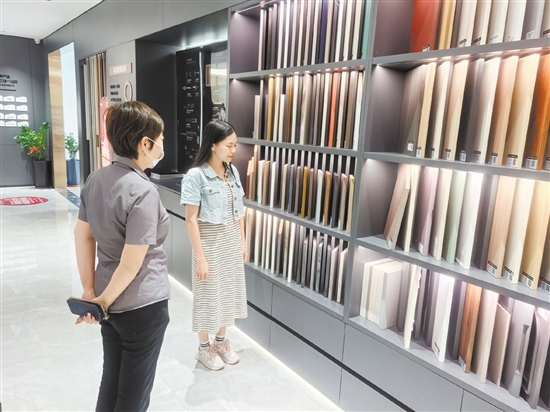 江門市家裝廚衛(wèi)“煥新”活動(dòng)開展以來，吸引不少市民消費(fèi)。