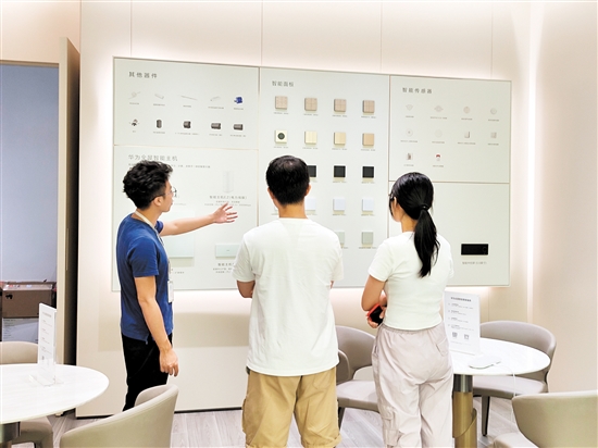 智能家居產(chǎn)品吸引消費者目光。