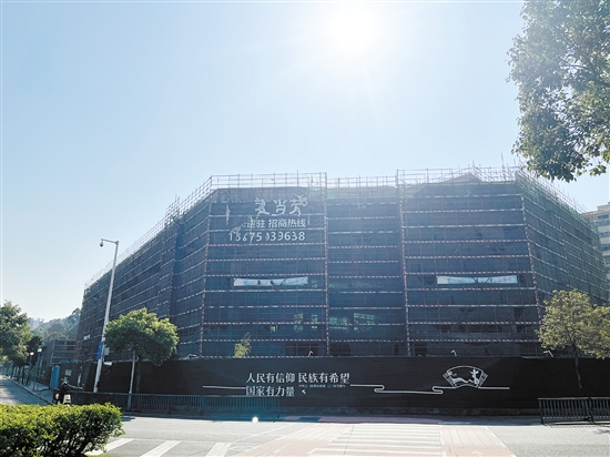 尚未開(kāi)業(yè)的麗軒廣場(chǎng)將整體被拍賣(mài)。