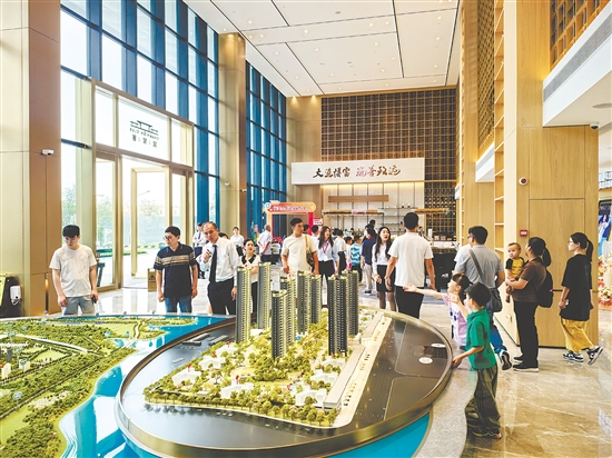 “五一”假期，不少消費(fèi)者看房、買房。