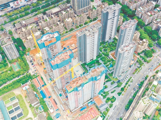 江門保利瑯悅項目二標段共4棟高層住宅主體結構封頂。