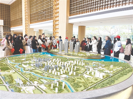 上半年，縣城樓盤吸引許多購房者的目光。