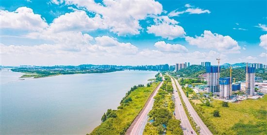 綠城濱江·潮聞東方引入高端江居理念，為江門打造“好房子”的品質(zhì)標(biāo)桿。