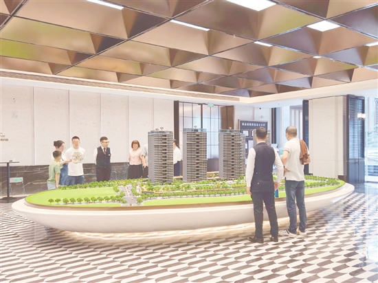 盡管更多消費(fèi)者青睞二手房，但新盤的推出還是吸引了不少人的目光。