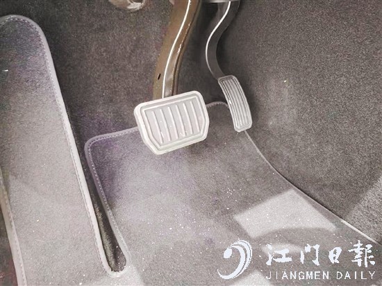 部分新能源汽車可以把最常用的加速、剎車功能集中到電門上（右邊踏板）。