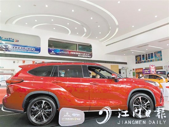 皇冠陸放腰線修長(zhǎng)舒展。