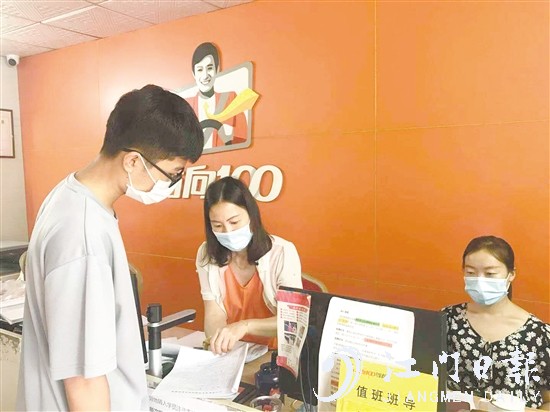 高考結(jié)束后，許多考生前往駕校報名學(xué)車。