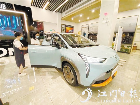 如果是報廢舊車，消費者購買推廣名單中的新能源汽車可補貼1萬元。