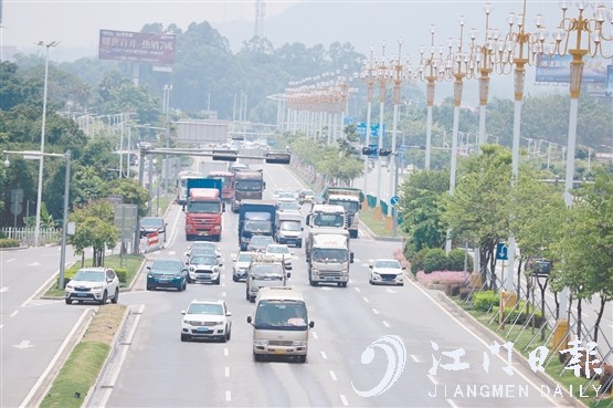 隨著汽車駛?cè)肭Ъ胰f戶，路上的汽車越來越多。