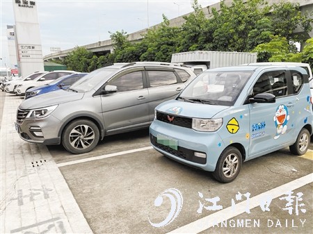 電動(dòng)微型汽車車身短小，停車非常方便。