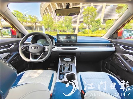 第四代帝豪的內(nèi)飾看起來簡潔而富有科技感。