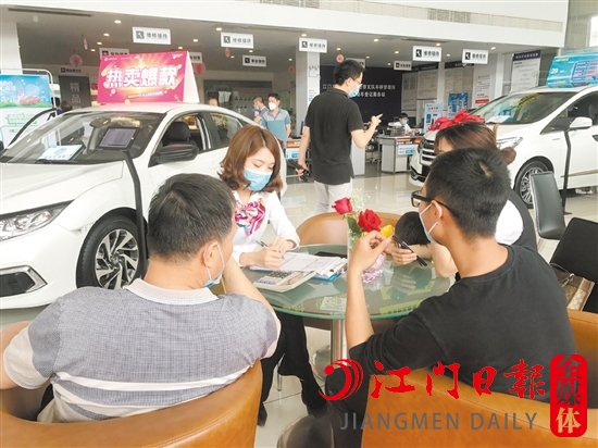 消費(fèi)者在簽訂貸款合同的時(shí)候，務(wù)必要細(xì)讀弄清。