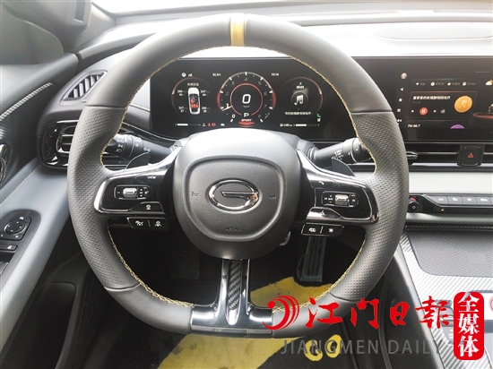 方向盤采取平底設(shè)計，很有時尚感。