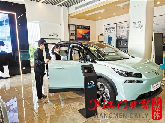 新能源汽車未受汽車缺“芯”影響，深受消費者青睞。