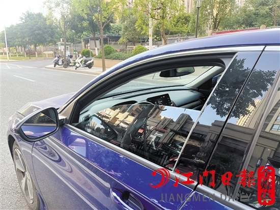 如果需要長(zhǎng)時(shí)間開(kāi)啟汽車暖風(fēng)，最好讓車窗留一點(diǎn)縫隙。