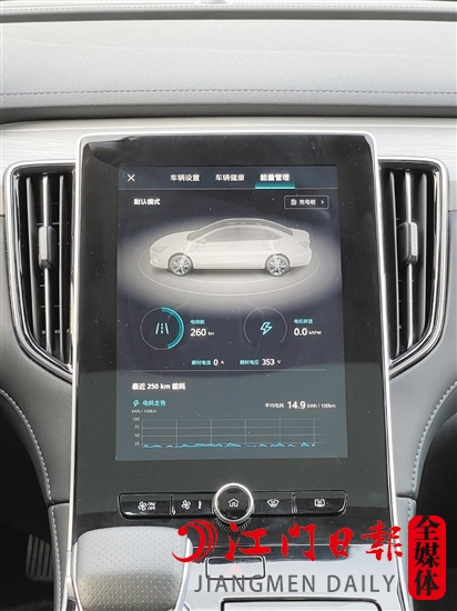ER6的中控屏幕顯示效果出色。