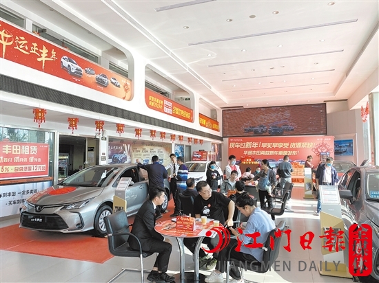 去年春節(jié)期間，不少消費者看車、買車。