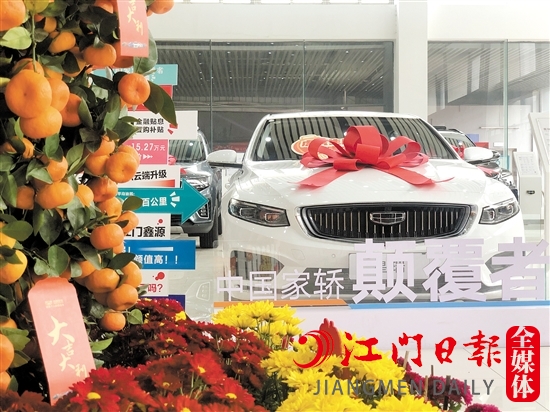 4S店展廳內(nèi)充滿節(jié)日氣氛。