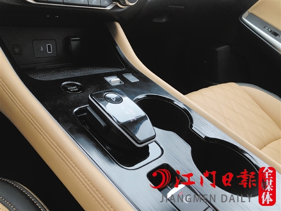e-POWER軒逸換擋設(shè)計(jì)很有特點(diǎn)。