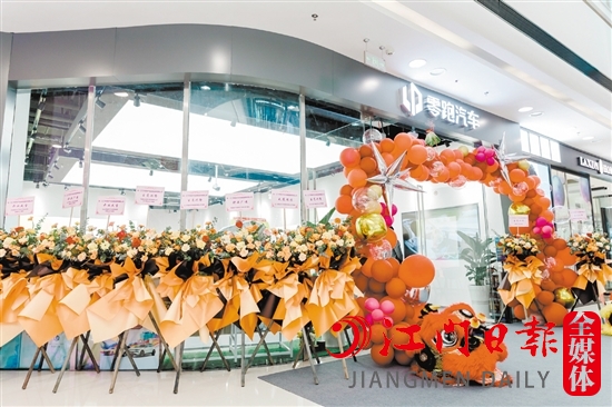 零跑汽車新會萬達體驗中心是全新升級的2.0版本商超店。