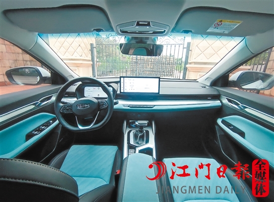 全新帝豪L采用藍(lán)黑色彩搭配，打造出精致的內(nèi)飾氛圍。