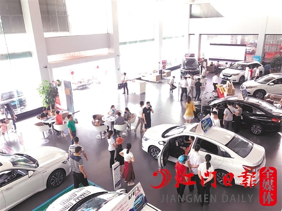 “五一”將至，購車優(yōu)惠吸引消費(fèi)者到店。