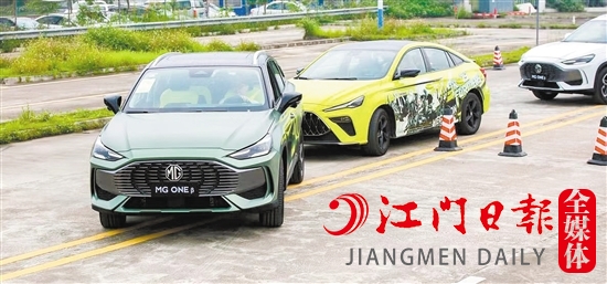 試駕現(xiàn)場(chǎng)設(shè)置了重重考驗(yàn)關(guān)卡。