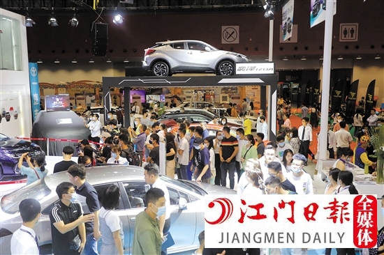 本報往年舉辦的大型車展，吸引大批市民。