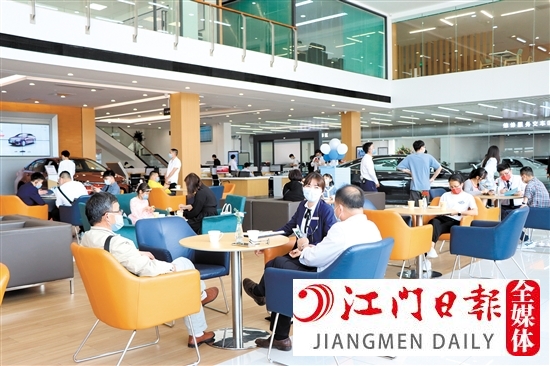 新政實(shí)施首月，吸引了不少消費(fèi)者到店看車、買車。