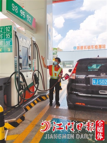 消費(fèi)者選擇加油站的時(shí)候可以貨比三家。