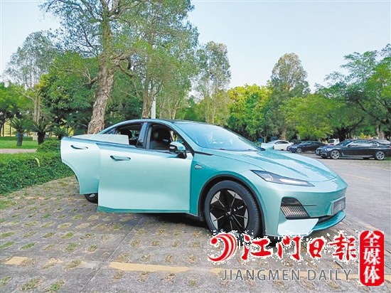 深藍(lán)SL03外觀時(shí)尚運(yùn)動(dòng)。