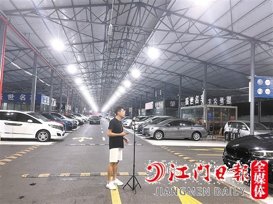 室內(nèi)燈火通明的背后，是二手車行銷售人員在忙碌直播。