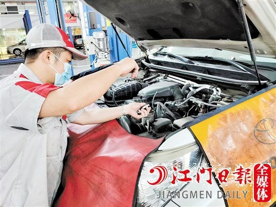 維修人員為車主的愛車進行檢查。