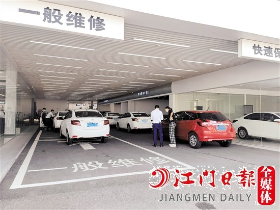 市區(qū)多家4S店出現(xiàn)車輛扎堆排隊等候檢修、保養(yǎng)的情況。