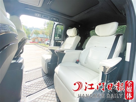 傳祺M8宗師系列雙擎御尊版第二排配備兩張獨(dú)立頭等艙座椅。