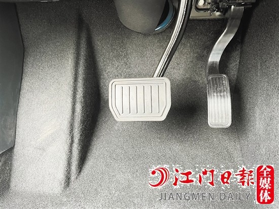 部分新能源汽車把最常用的加速、剎車功能集中到電門上（右邊踏板）。