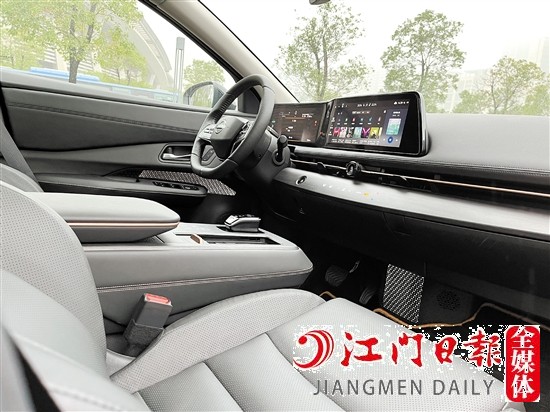ARIYA的內(nèi)飾顯得豪華智能。