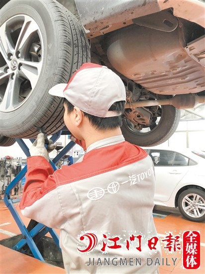 駕車出行前，要做好車輛保養(yǎng)。