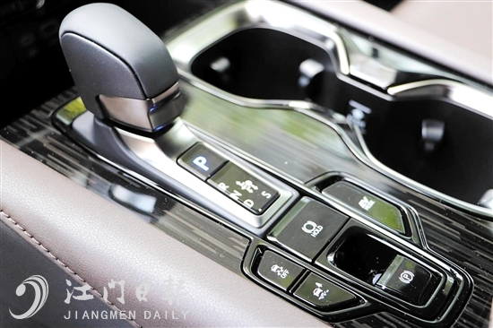 新車功能區(qū)域操作方便。