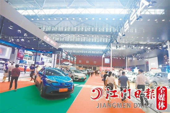 為方便消費(fèi)者貨比三家，春季車展組委會(huì)將把往屆的新能源汽車展區(qū)升級(jí)為新能源汽車展館。圖為2021年“五一”車展新能源汽車展區(qū)。