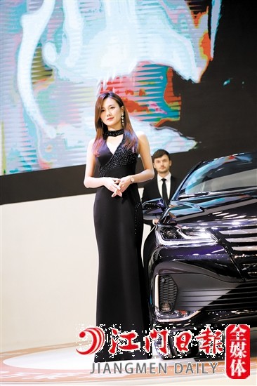 車展現場少不了香車美女。