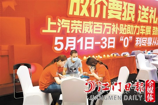 消費者與商家簽訂購車合同時，要多加留意。