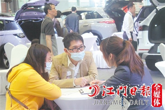 現(xiàn)場良好的氛圍吸引消費者下單購車。