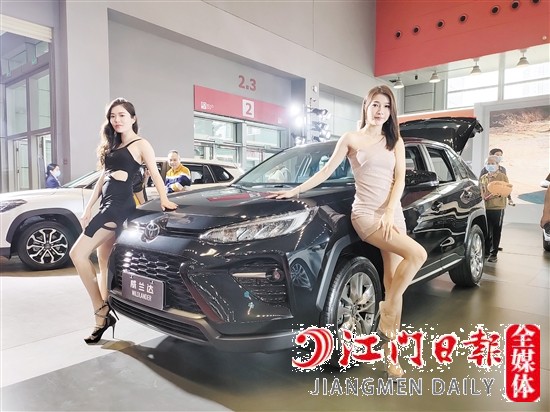 香車美女吸引眾多市民目光。