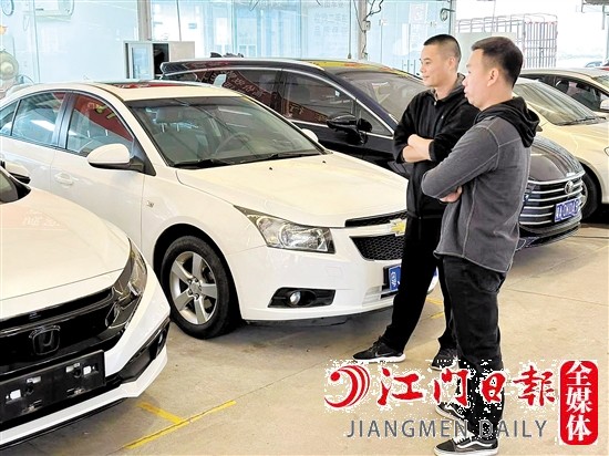 降價(jià)潮下，部分準(zhǔn)備購買二手車的市民持觀望態(tài)度。
