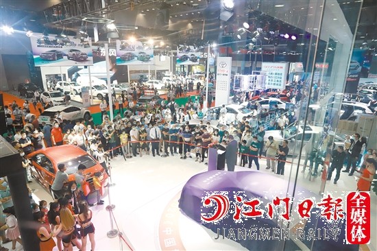 往屆“五一”車展吸引許多消費(fèi)者前來看車、購車。